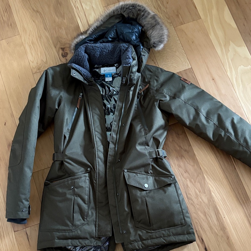 Columbia women’s omni heat Olive Green Hooded Parka with Faux Fur Trim.